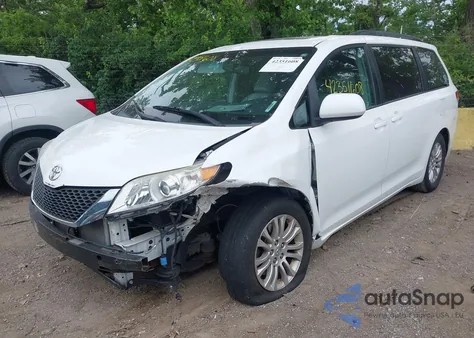 2013 Toyota Sienna Limited V6 7 Passenger/Xle V6 7 Passenger Auto Access Seat/Xle V6 8 Passenger z USA, uszkodzony, nr VIN 5TDYK3DC3DS384281